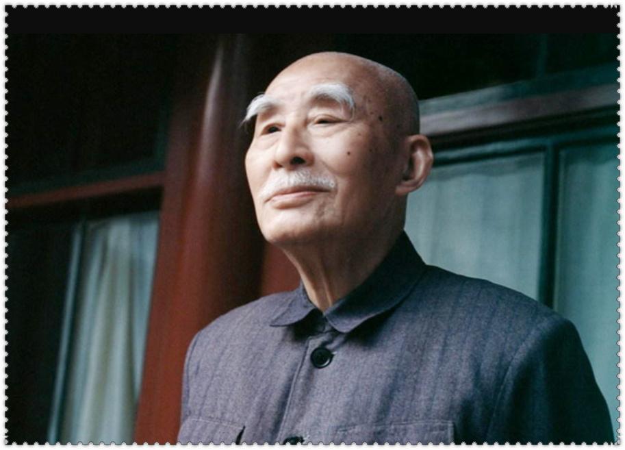 建议教育部出台“中小学教师职业保护条例”，明确中小学教师在家校矛盾、内部纷争方面