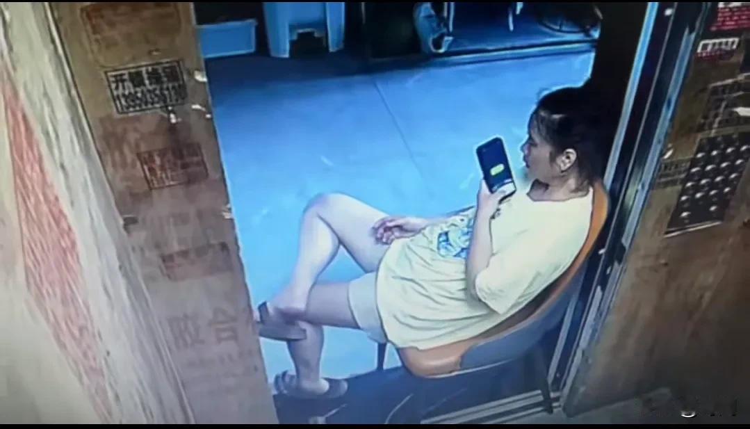 有些人真的不配“人”这个字，一女子为了省钱乘凉，搭了张椅子在电梯口蹭电梯空调，致
