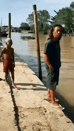 掉水里之前，还不忘来套拳法😂
