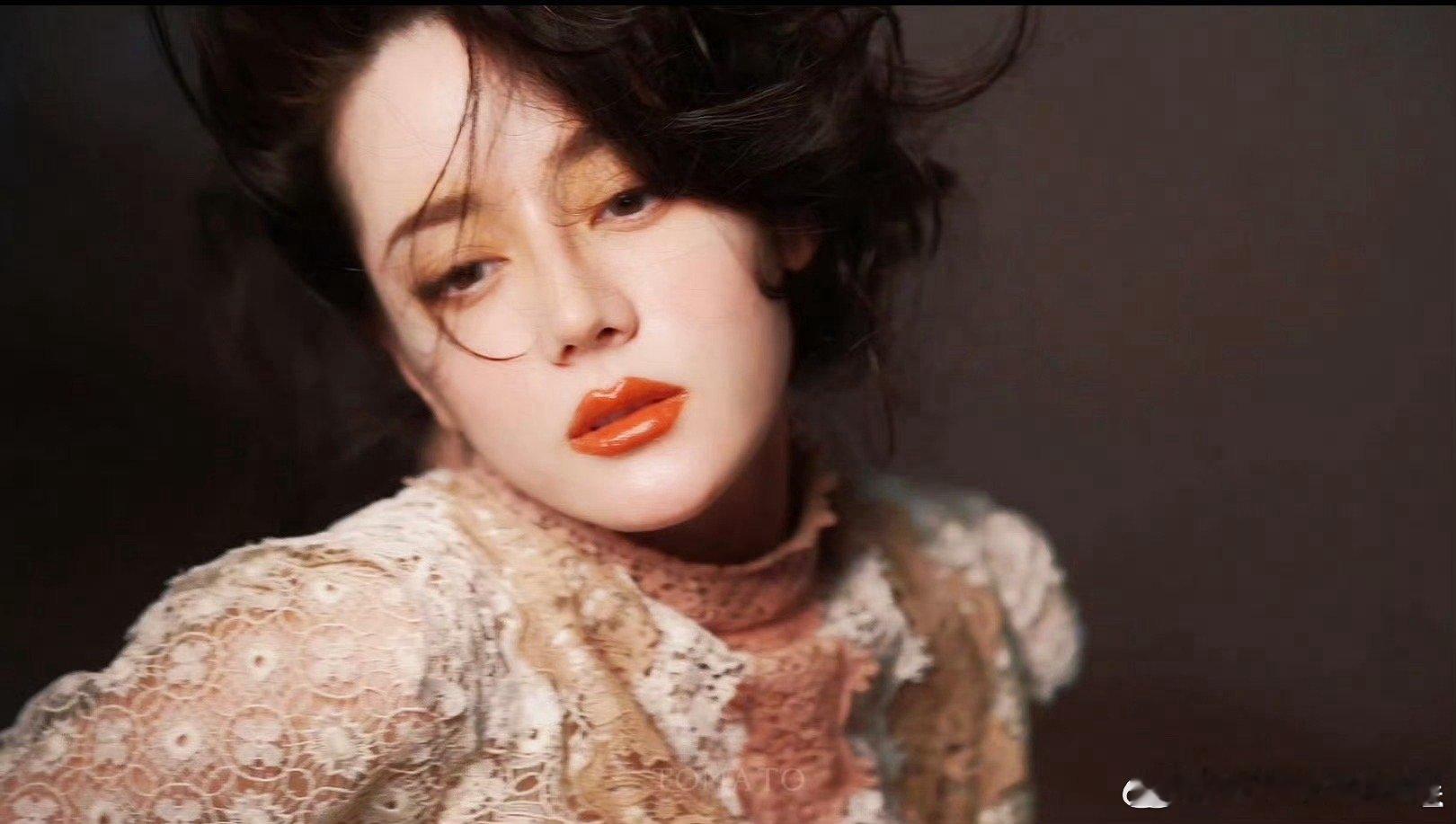 迪丽热巴的妆容好硬朗啊，不太适合她[汗] ​​​