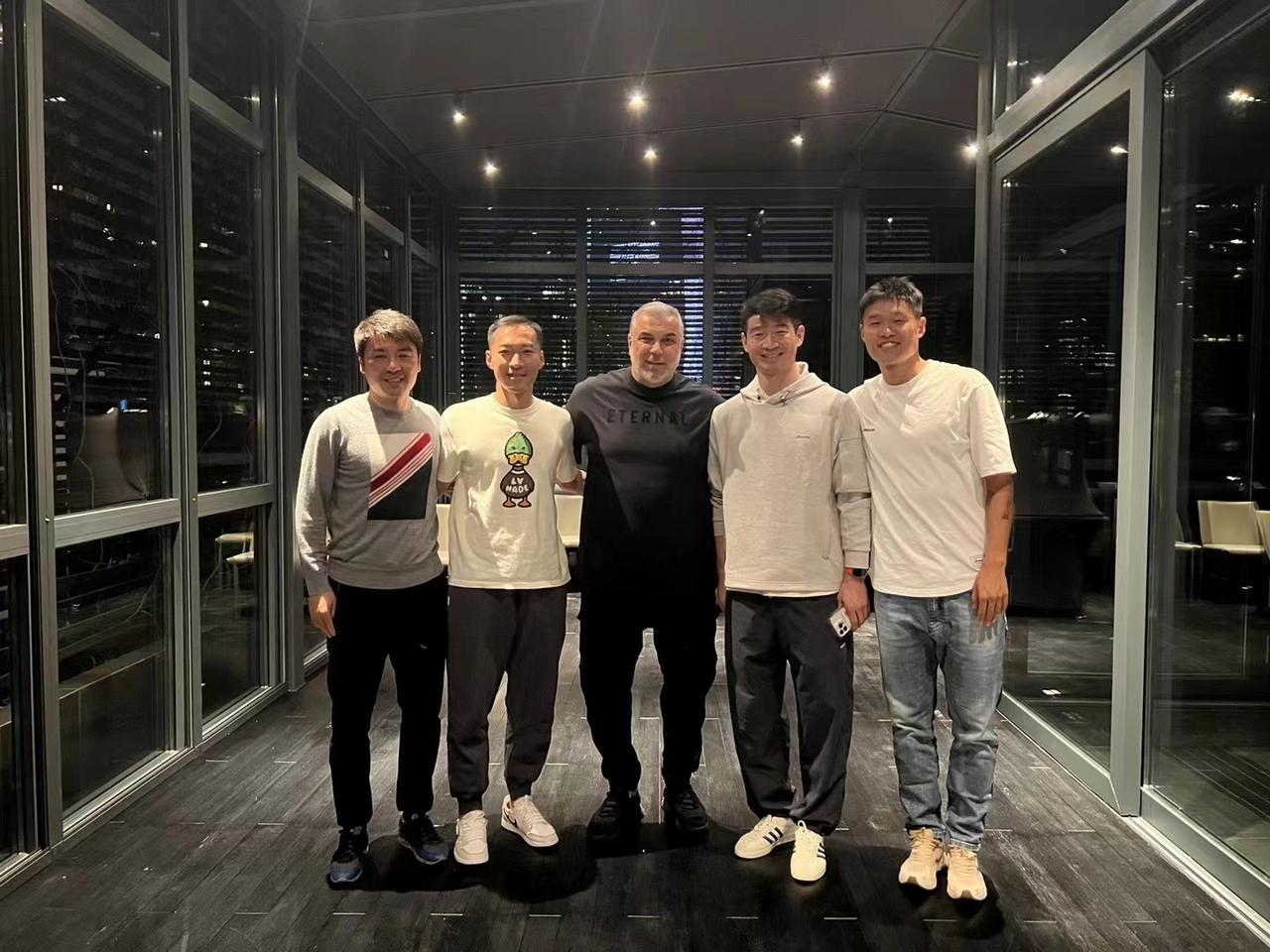 江苏球迷Hold不住！昔日冠军队成员重聚，各有各故事。[无辜笑]看一次，恨一次，