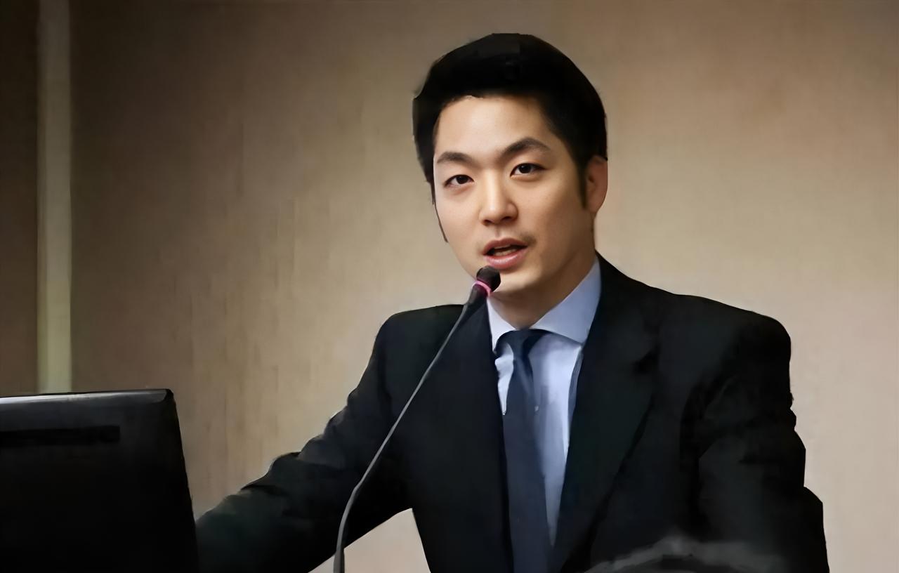 台湾地区政坛的天，恐怕要变了！
 
一个预言正在岛内流传：只要蒋万安在2026年