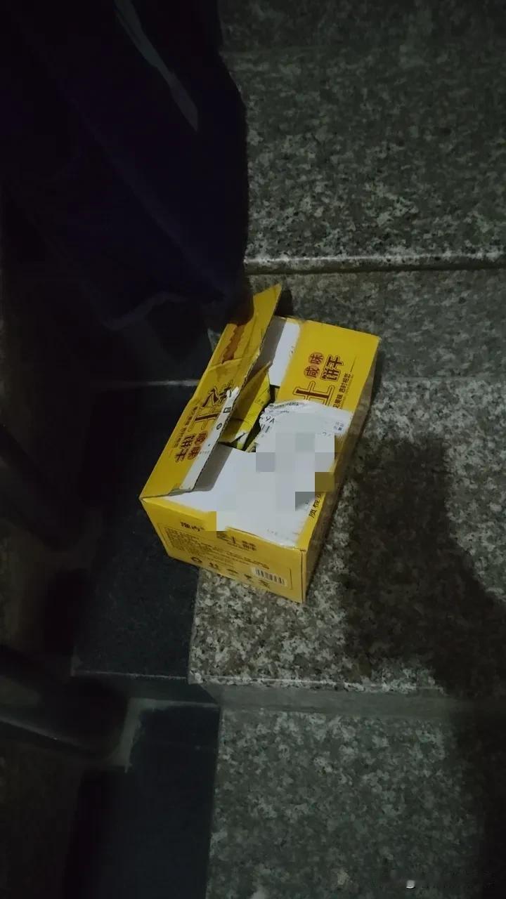 真的有这样的小孩你相信吗？别人在网上买的零食他会偷偷的去拆开偷吃，会去偷藏别人买