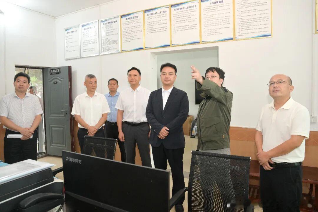 6月8日，郴州市委副书记、市长候选人白云峰带队开展“四下基层”活动，调研督导防汛