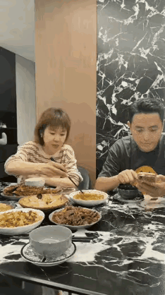 男人嘛，有时候属毛驴子的，牵着不走，赶着倒退。[捂脸]
性格犟驴 
倔驴体质