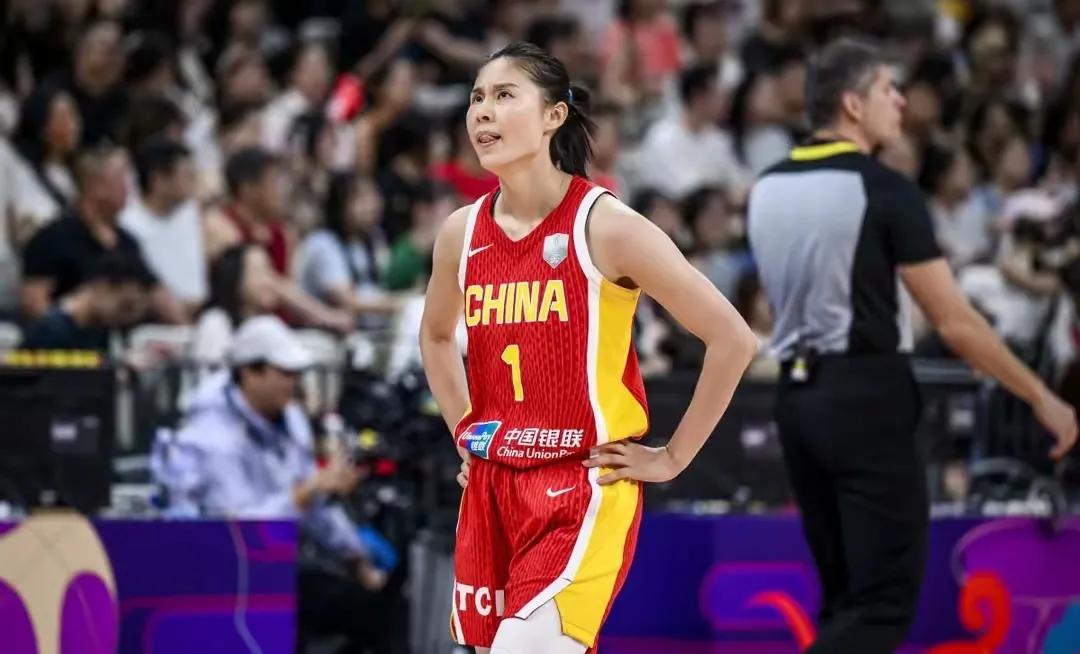 山东姑娘终于发声！承认不甘，一句话凸显霸气，无愧女篮颜值担当
铜牌颁奖仪式，每个