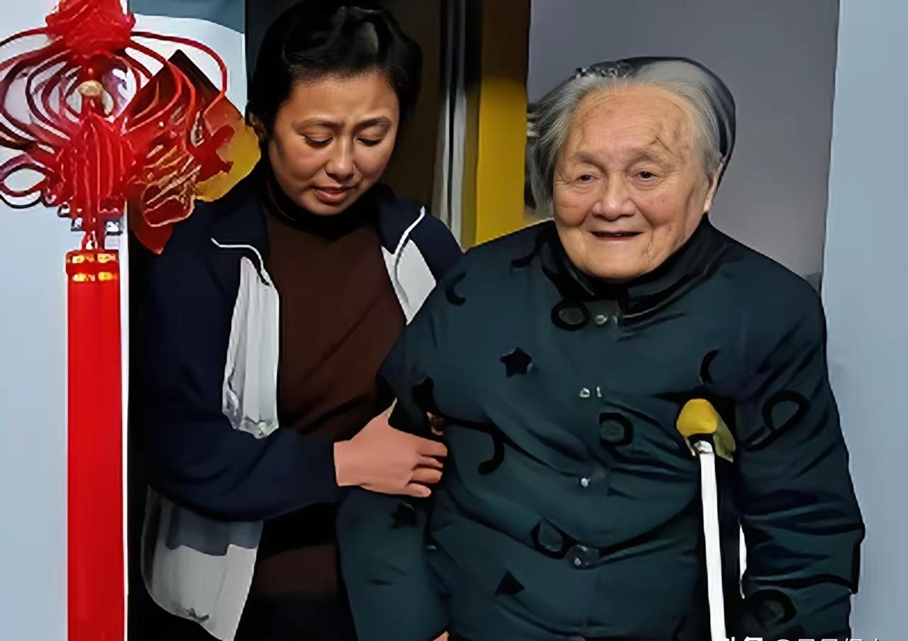 保姆44年没离开过这个家，雇主开口说“别干了”，她当场就哭了！

1958年秋天