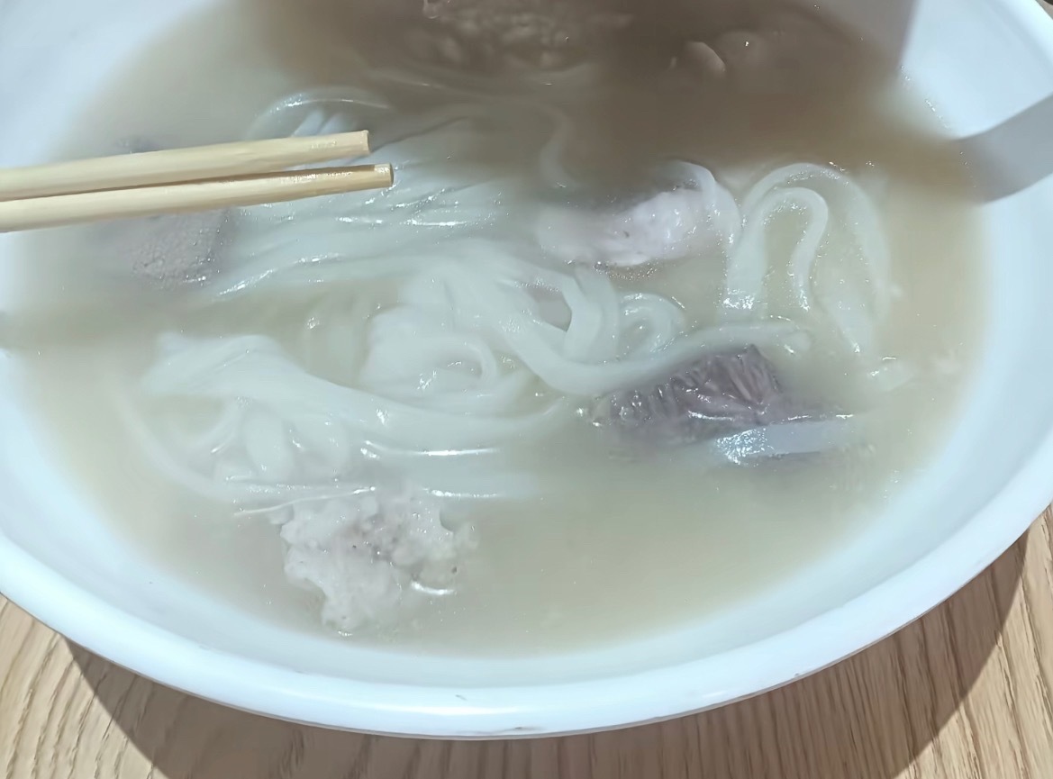 【玉林一门店的生料煮粉没味道】5月20日，网友吐槽：玉林市的一个门店的生料煮粉1