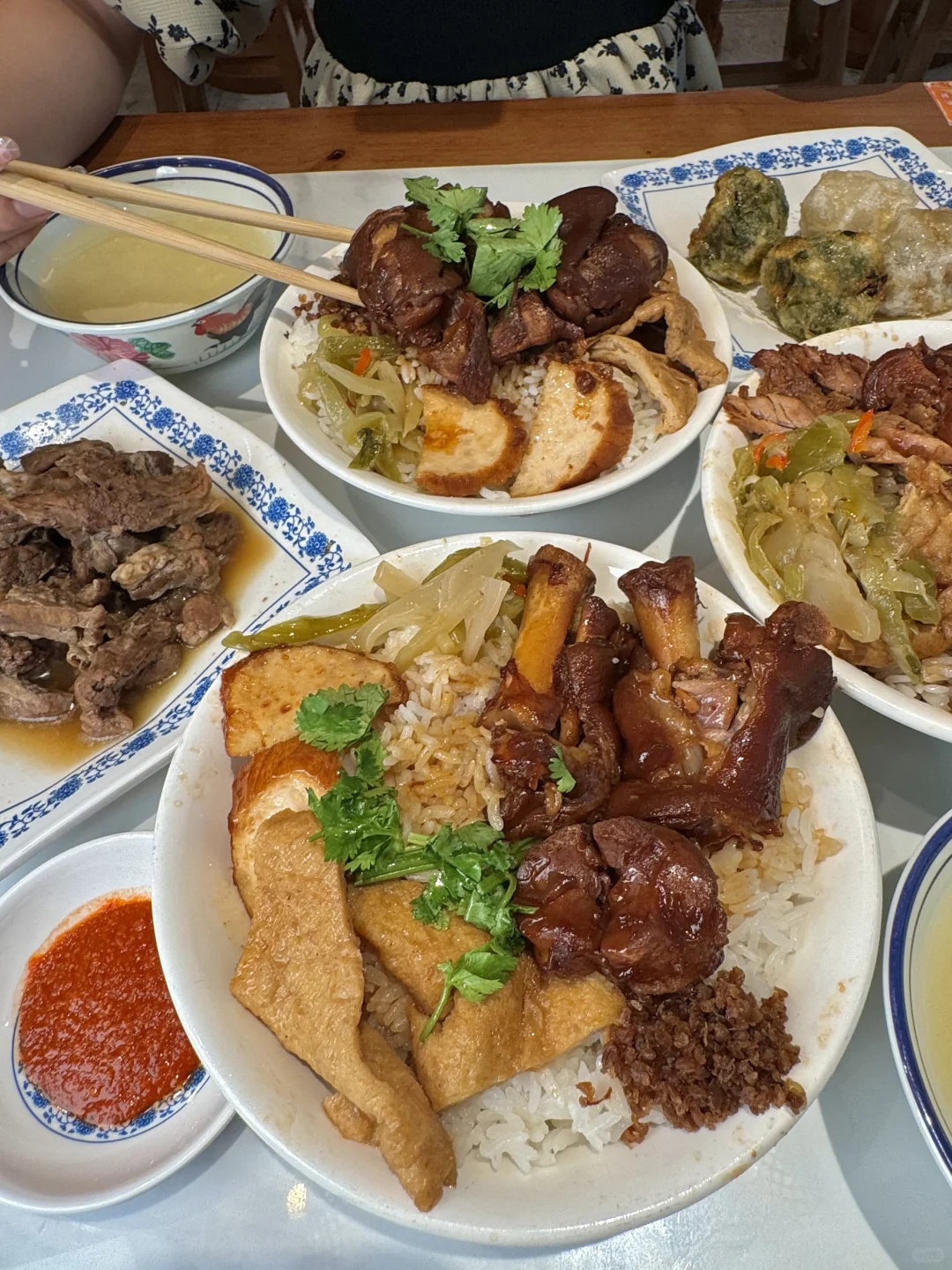 滨江新开的！！四点金猪脚饭！！人均20！！😭