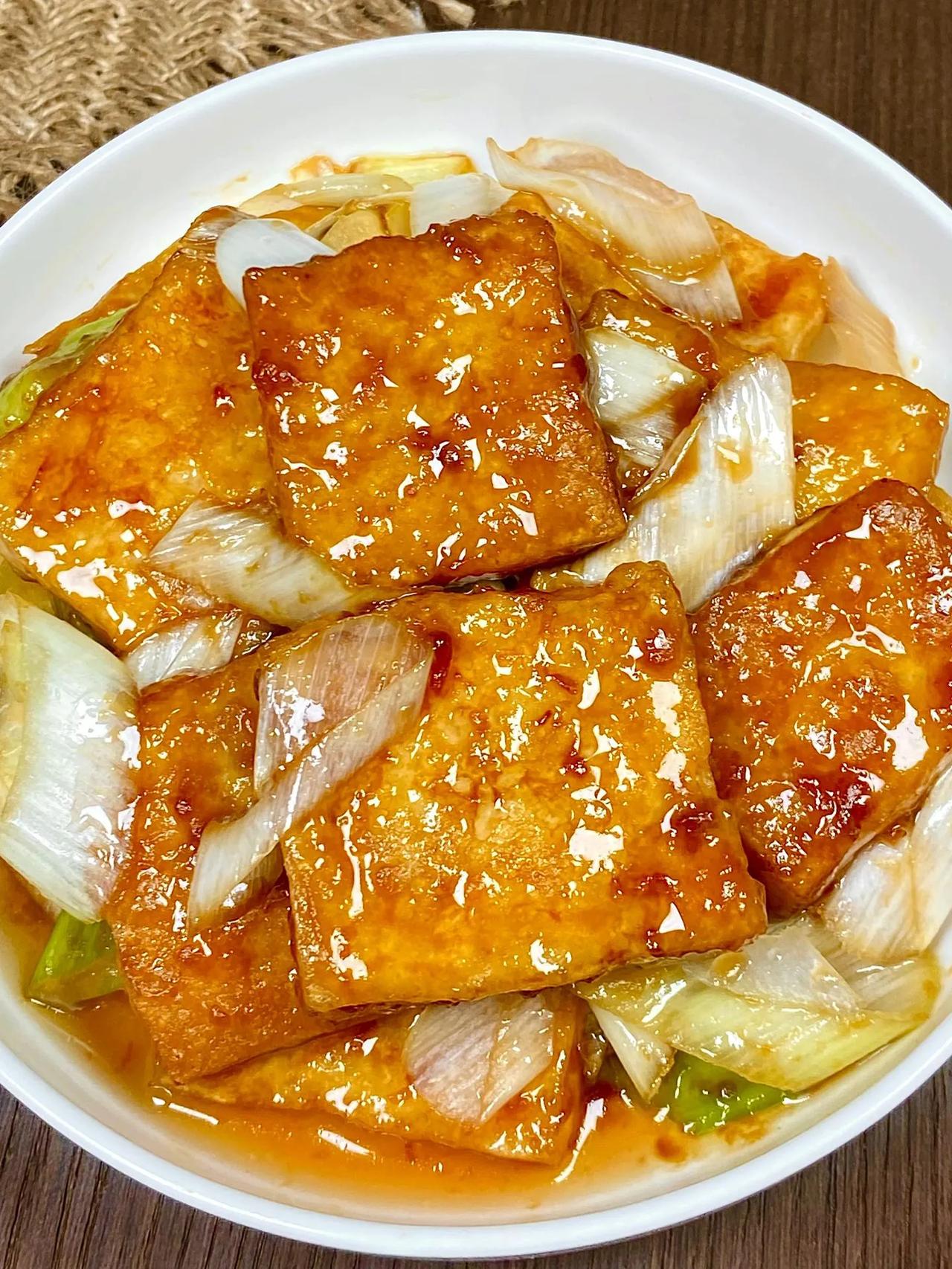 万万没想到!!这么简单的做法居然这么好吃
葱烧豆腐好吃到流口水！
做法：
1、1
