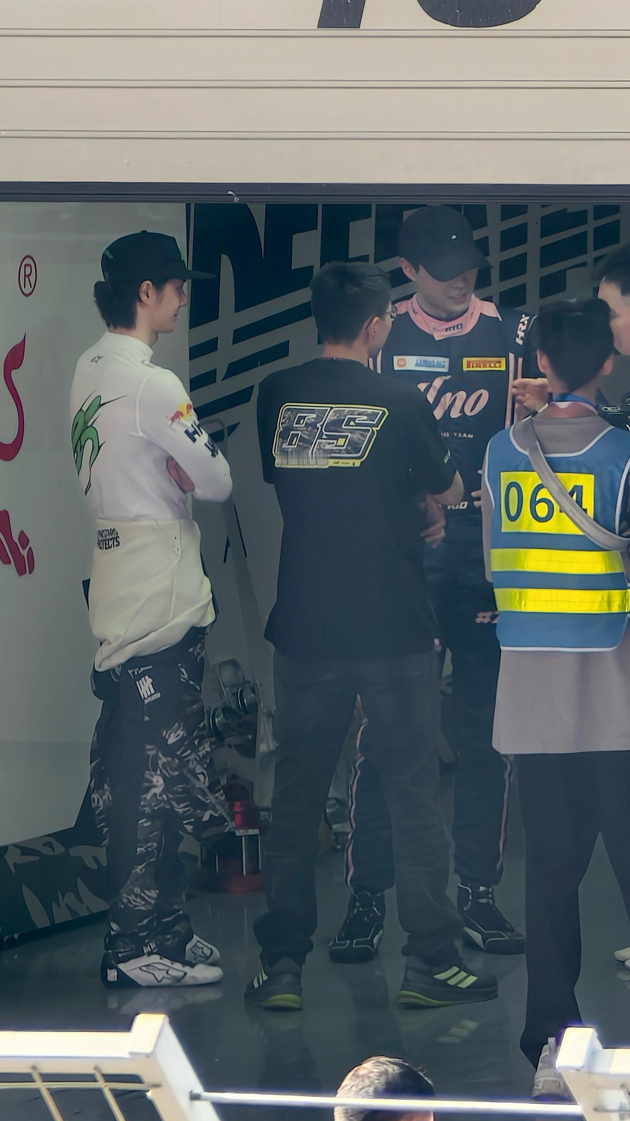 又在颧骨上升呀小包包85racing王一博