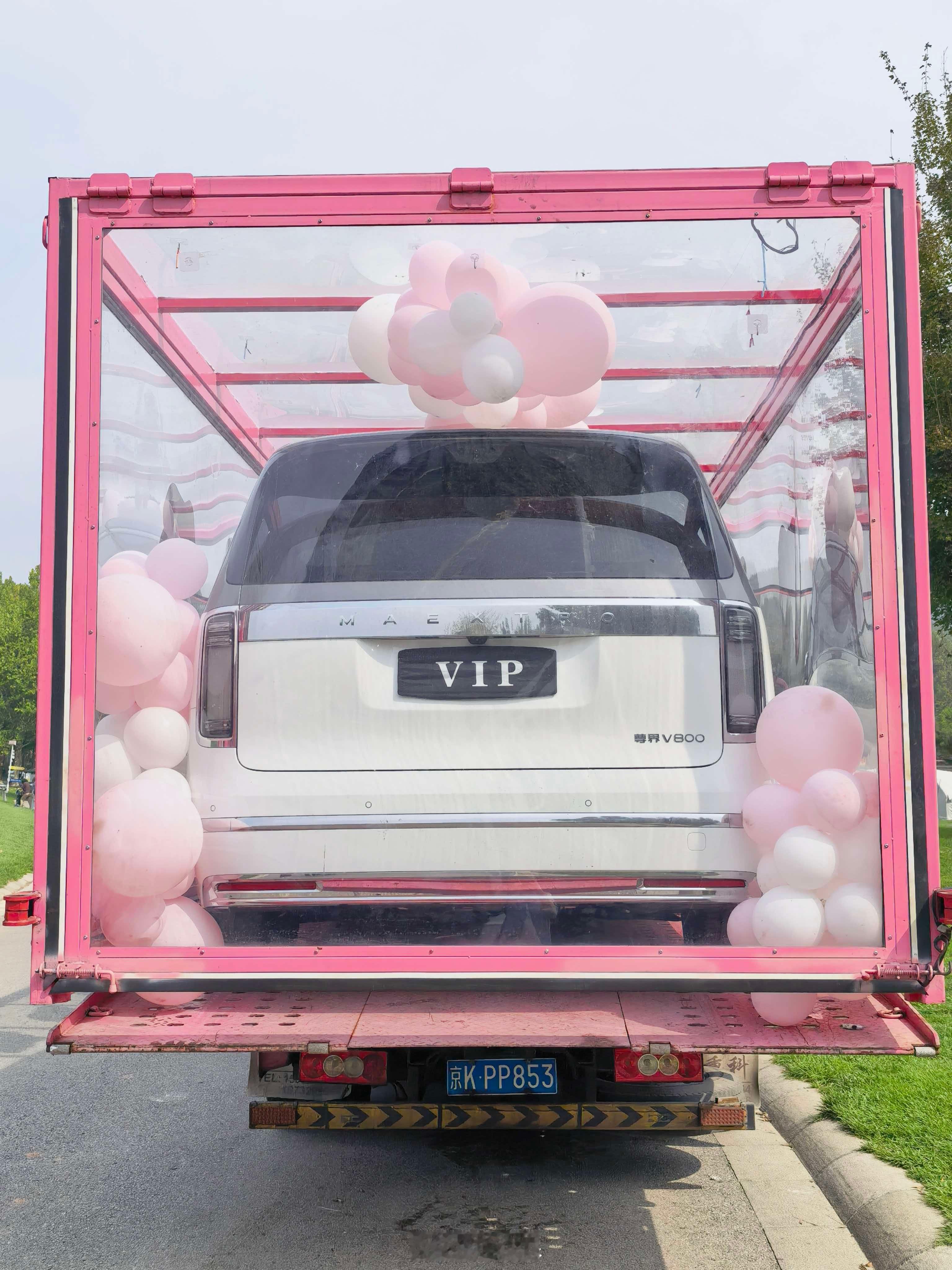 贾乃亮祝经纪人新婚大喜贾乃亮真大方啊，自己买了一辆V800，还送一辆给经纪人。人
