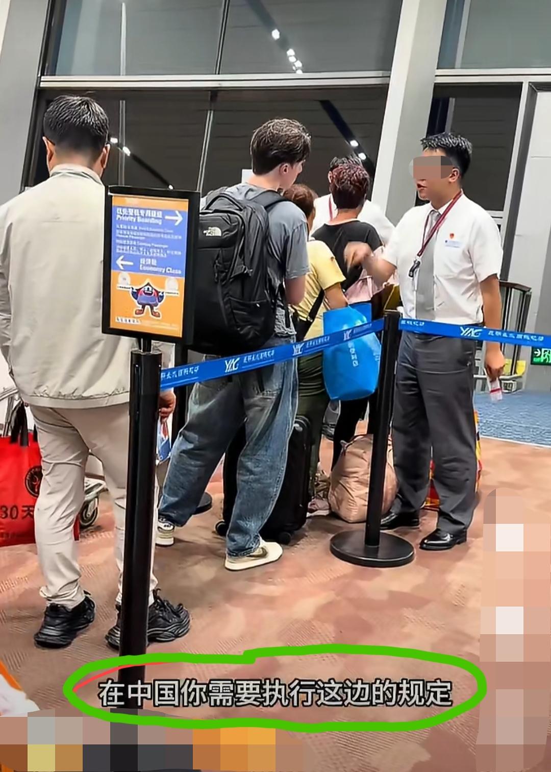 发生在机场登机口的一幕:疑似外国小伙的行李箱超标却没有办理托运手续，工作人员反复