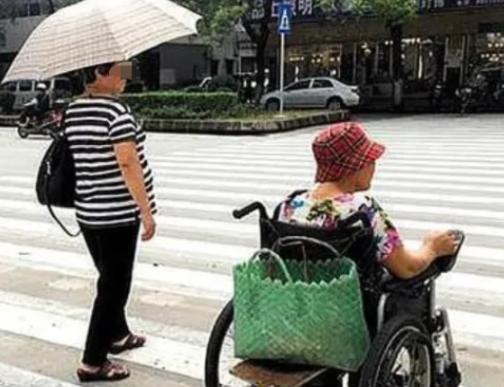 湖南株洲，一位11岁的小男孩推着九旬老人过马路，在推着轮椅上台阶时，老太不慎摔倒