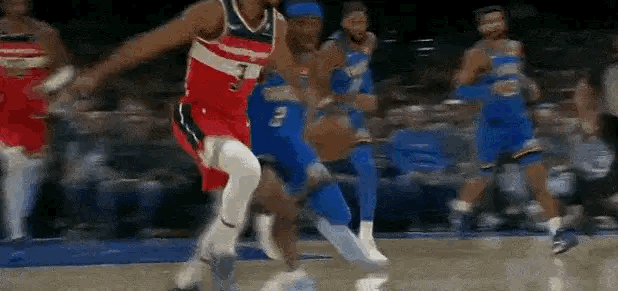 亚历山大真是太不给老将麦科勒姆面子了！在今日雷霆对阵鹈鹕的第一节比赛中，SGA持