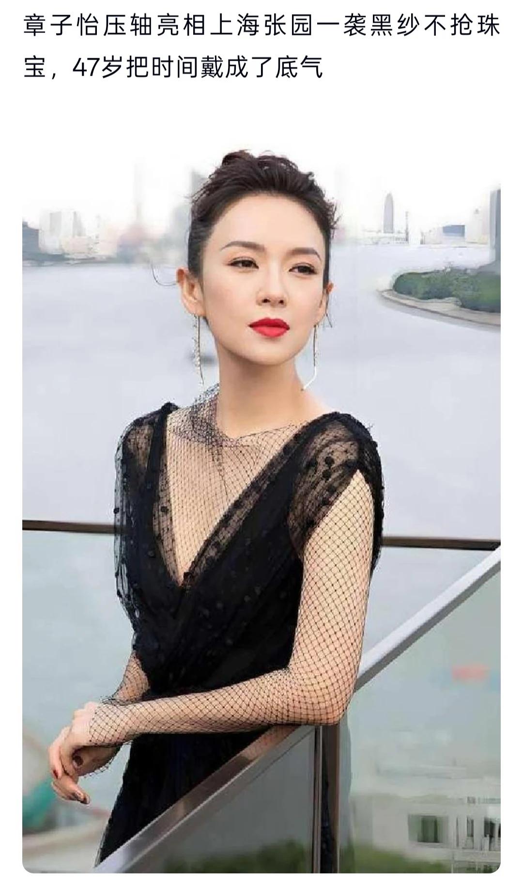 她身高164cm，早年习舞，肩颈舒展，腰背挺拔，肢体自带韧劲。身形偏纤瘦，腰肢纤