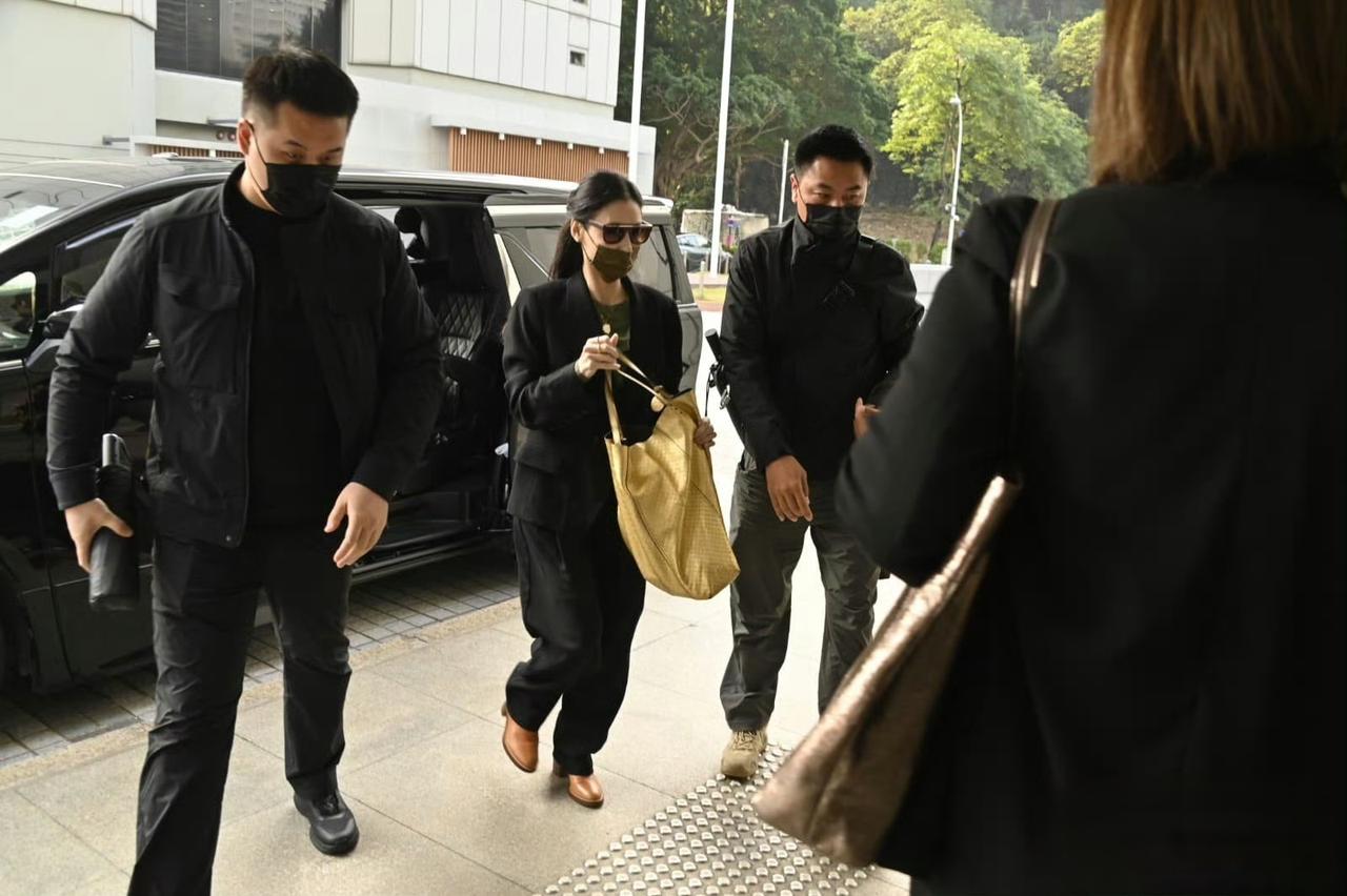 2月5号，张柏芝全黑造型现身香港高等法院，处理和前经纪人余毓兴的千万港元合约纠纷