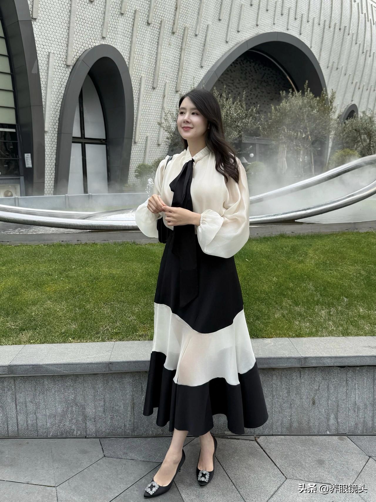优雅黑白色调，都市时尚穿搭，轻松自然，尽显女性魅力。