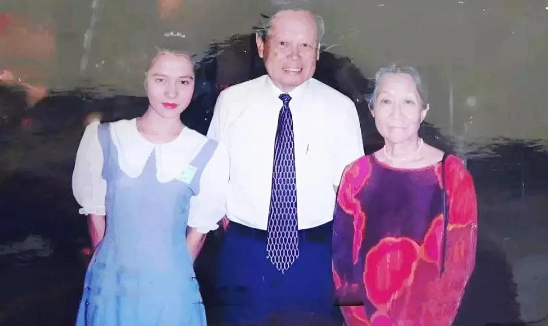 图一是1995年，19岁的翁帆和杨振宁夫妇的合影，此时翁帆还是崇拜大师杨振宁的小