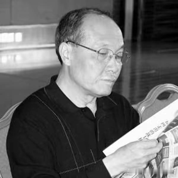 1953年2月，长江边上冷得很。安庆地委书记傅大章接到通知，让他去江边一艘军舰上