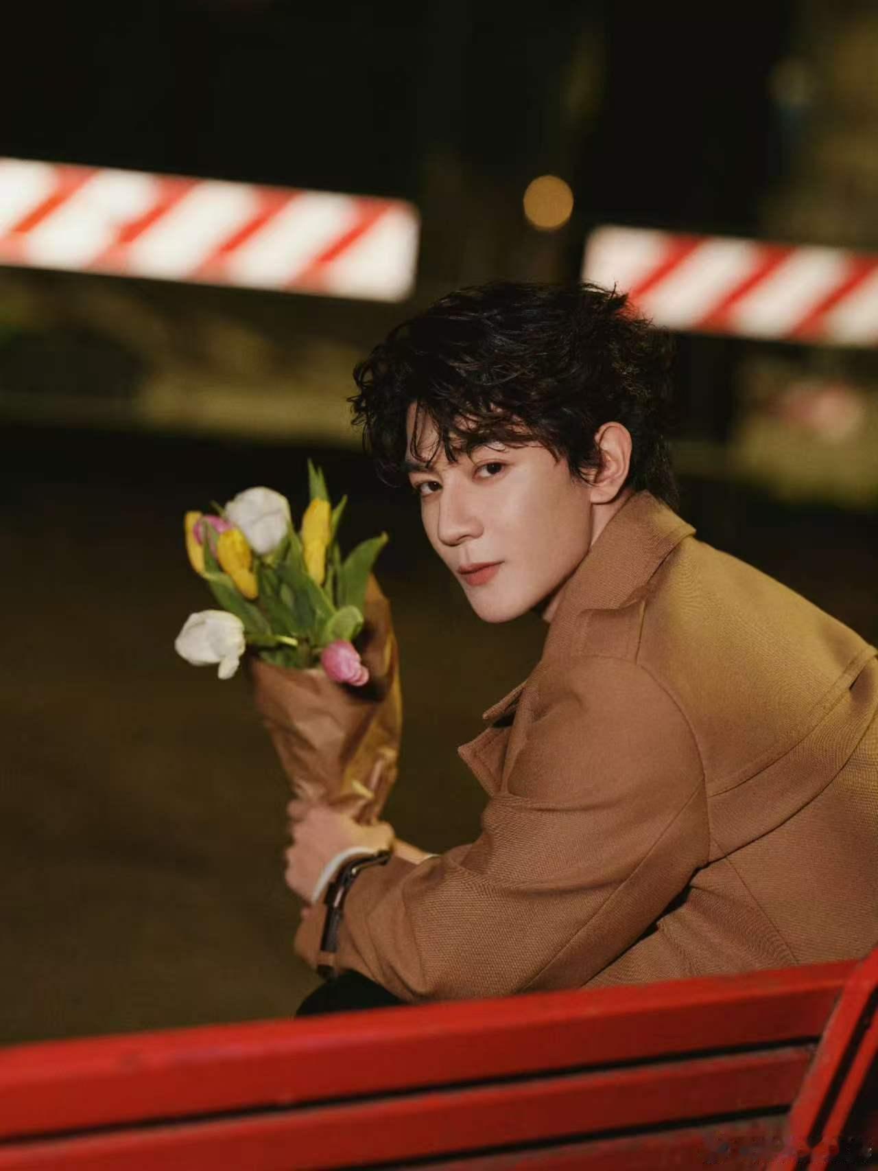 夏之光风衣新造型男友感 夏之光风衣造型好有范儿，真的是又帅又酷呀，完全就是拿捏住