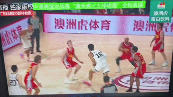 焦泊乔在今天热身赛里上演单臂隔扣 cba ​​​