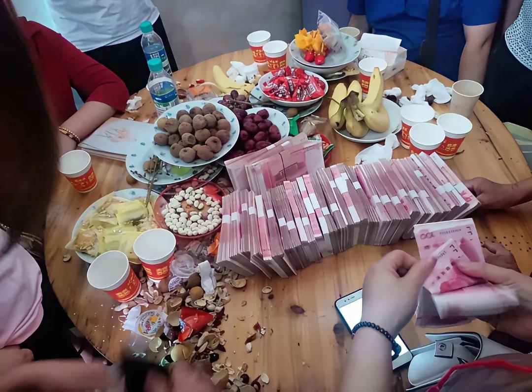 这是一个订婚现场，男方给女方准备的彩礼，一共是28万8，女方要一捆一捆的数，这么