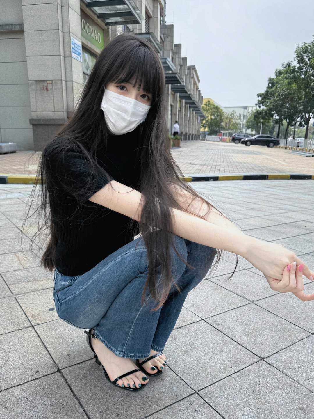松弛感日常穿搭，简约永远是高级感的代名词。黑色高领短袖针织衫利落修身，自带清冷氛