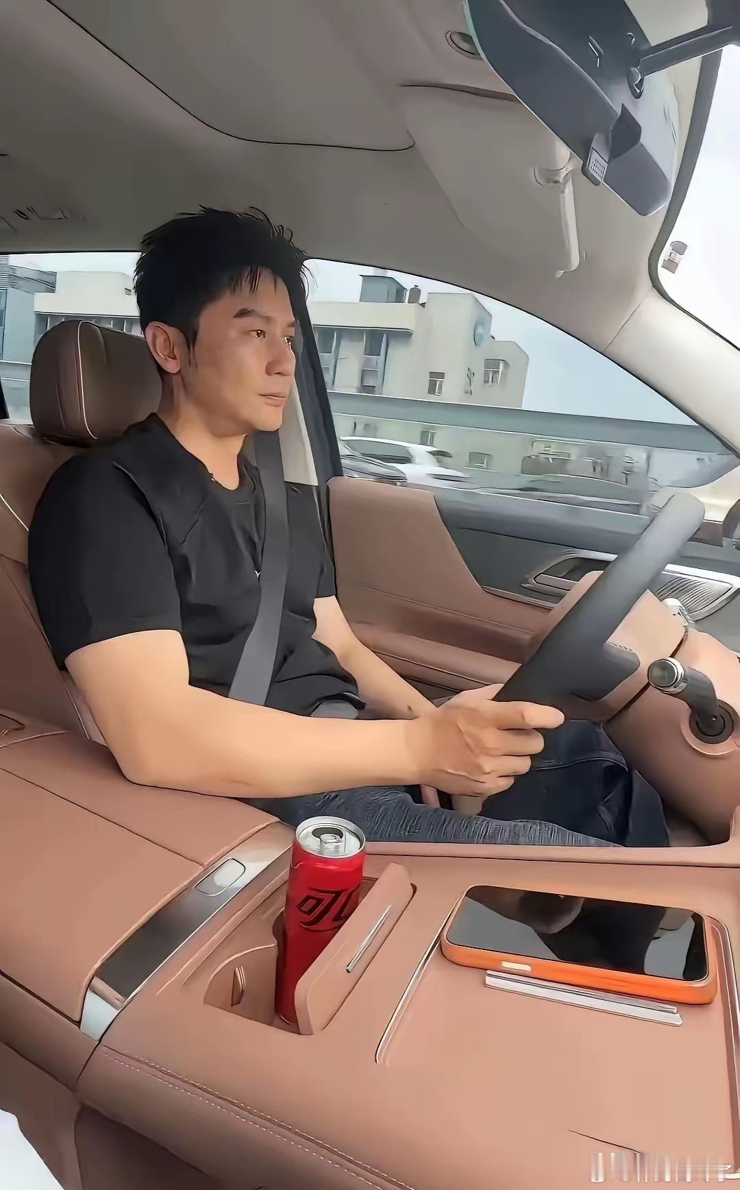 李晨的车子气场拉满，内饰豪华上档次，有没有懂车的朋友说说这是什么车型？