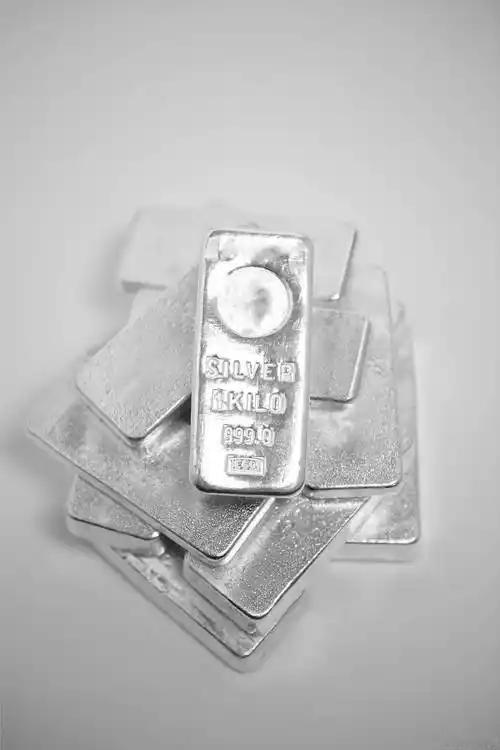 白银“疯了”！一年翻倍，涨幅碾压黄金！是泡沫还是黄金坑？老百姓现在还能上车吗？