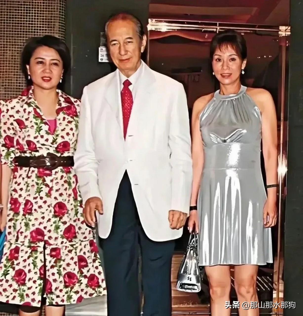 赌王三太看到四太风光为儿子何猷君和奚梦瑶媳妇补办奢华浪漫婚礼的感受是什么？

三