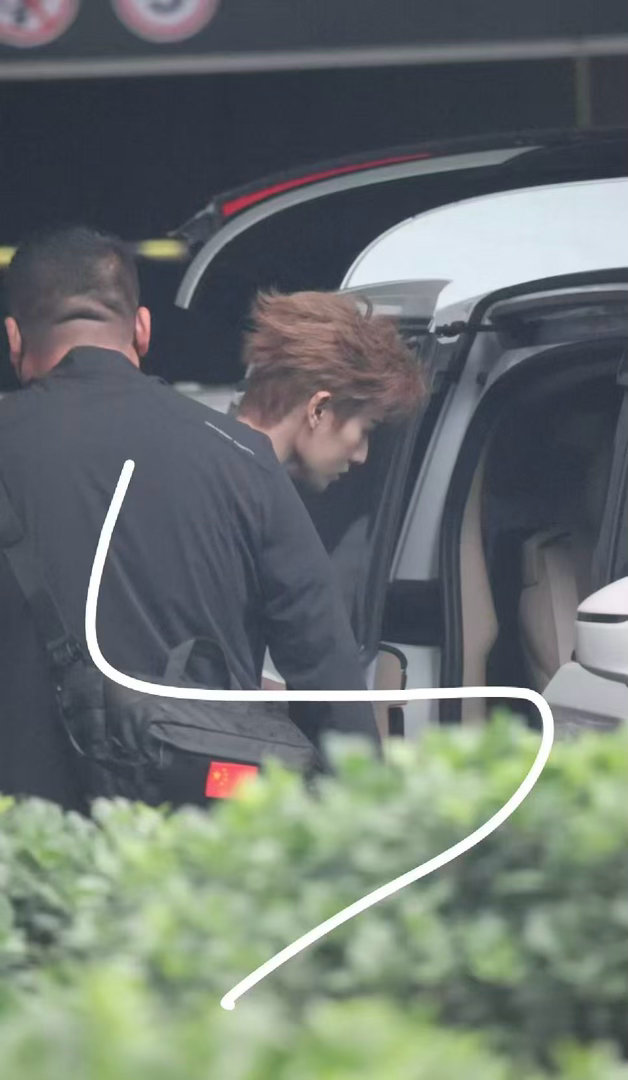 关晓彤李昀锐团综上班关晓彤李昀锐录制耀眼团综路透是新鲜的晴也邢武爱了爱了