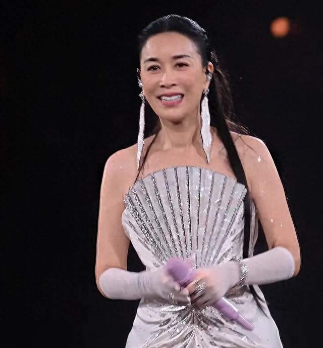 那英演唱会：根本不是来卖唱，是把攒了几十年的人脉家底全亮出来