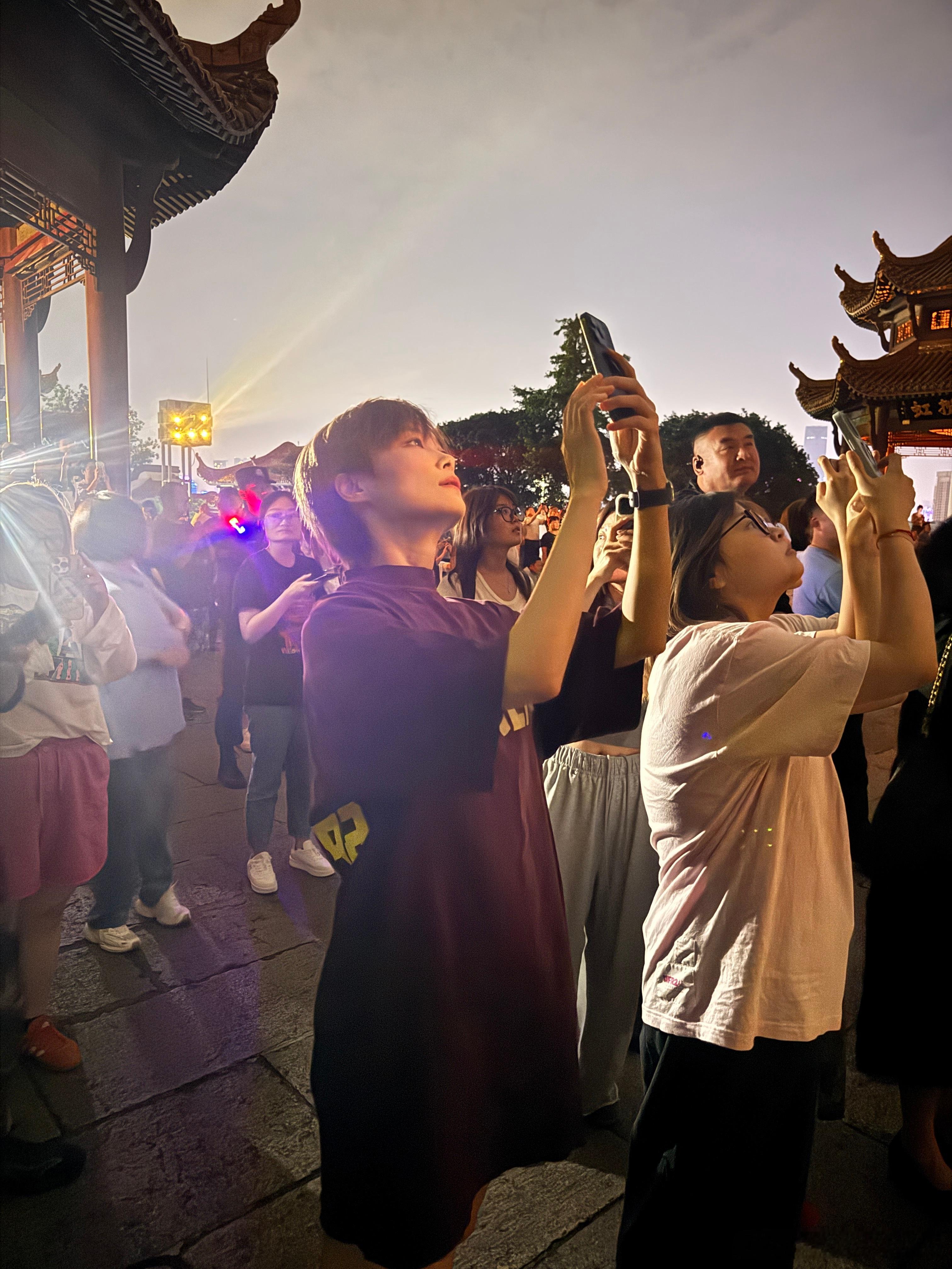 黄鹤楼偶遇李宇春 李宇春去黄鹤楼是旅游还是有工作啊，不管哪种都很正常，但她站在那