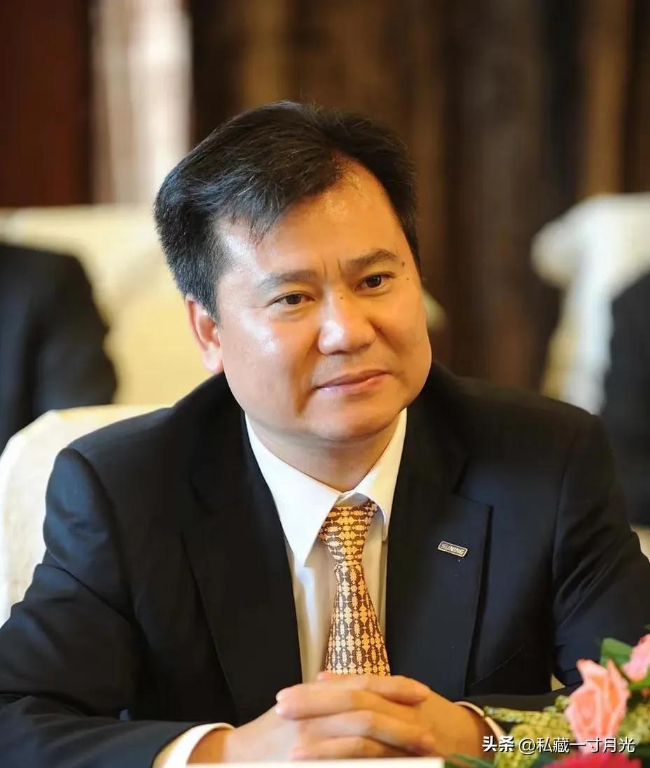 又一个加杠杆扩张的巨头，彻底落幕了！
 
南京法院公告，苏宁系2387亿元债务已