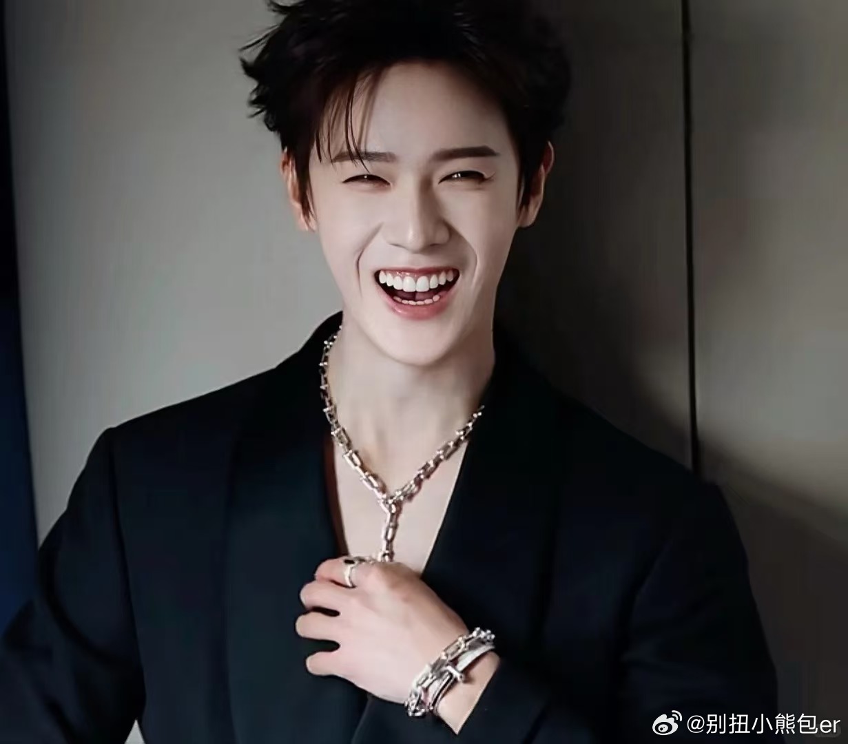 李昀锐一笑起来我什么都招了李昀锐内娱笑妃发力了谁能抵挡李昀锐的笑容！回眸瞬间明媚