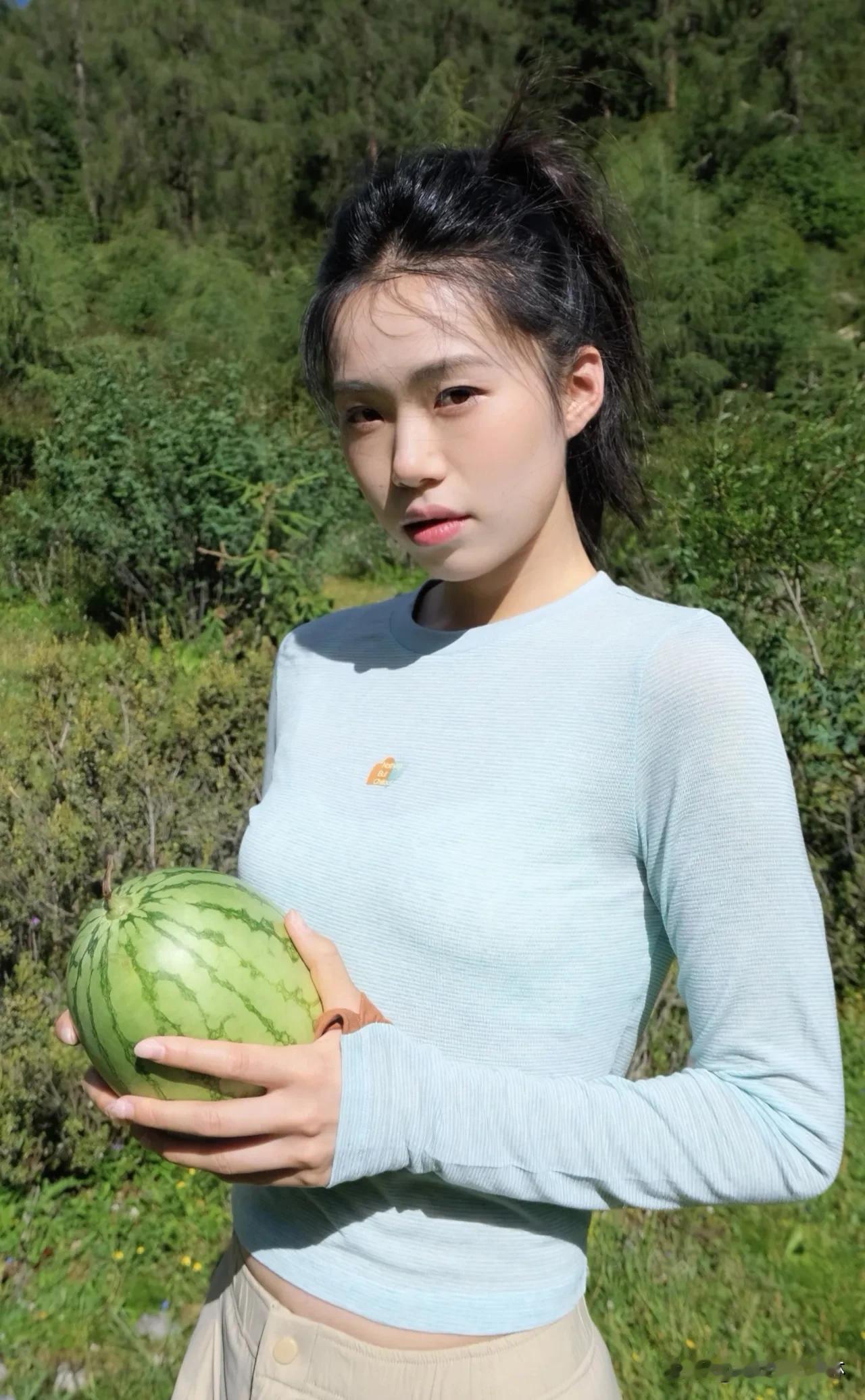 蓝天碧水间，抱半个西瓜，
一口清甜，一口清凉。  
夏日限定，美景配西瓜，
女孩