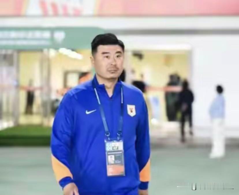 九哥的离开或许是件好事，我们鲁能的功勋不应该成为当下俱乐部混乱的牺牲品！感谢九哥