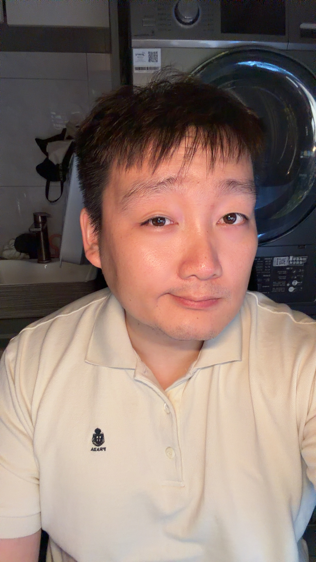 周日早下班，回家发现赵娜带2个孩子出去玩了自己一个人看，很舒服。 