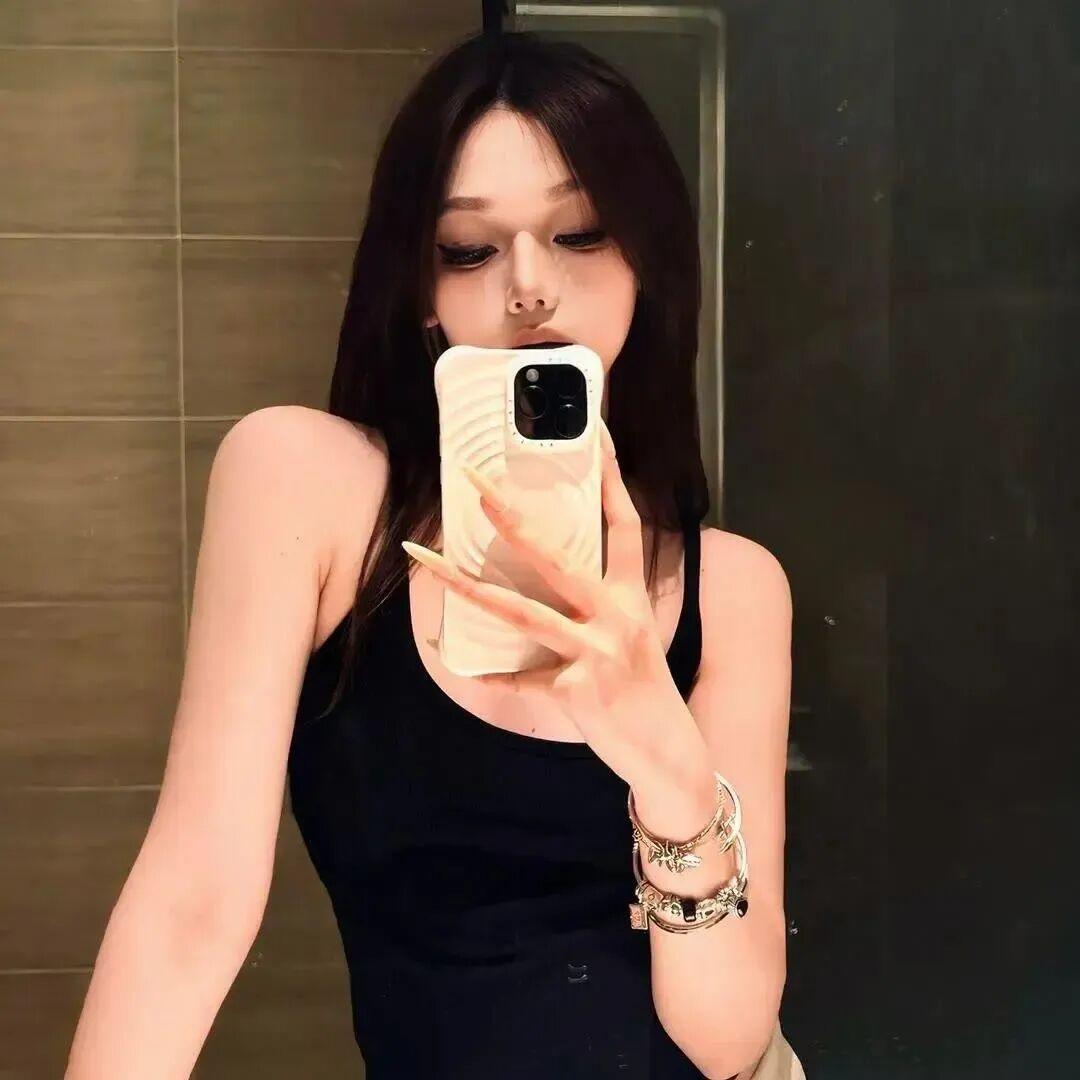 𝑾𝒆𝑪𝒉𝒂𝒕｜彻底爱上的美女壁纸图
 - THE END -