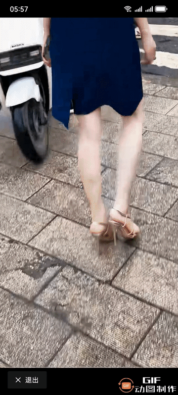 谁都不会想到美丽的她，优雅的走到对面的雨水路面上，又开始调皮了。这水脏啊，没必要