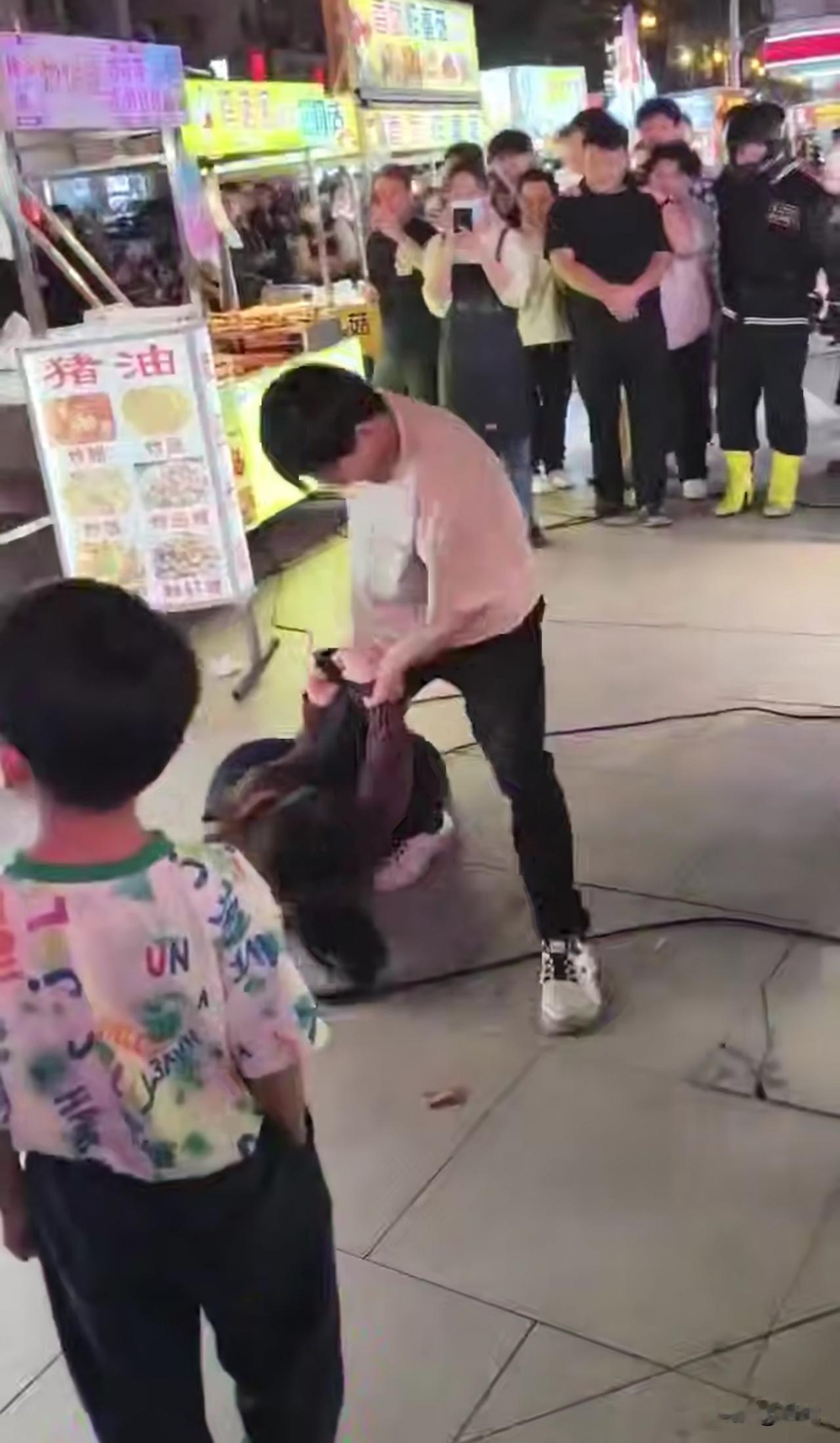 抽象男子疯狂点餐
吃完地摊后不想结账
结果被老板娘抓着裤腿不肯放手
她老公全程还