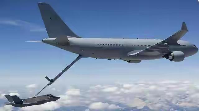 不到24小时，美军机坠毁、领馆关停、盟友砸钱：特朗普的“成本优先”棋局，印日巴坐