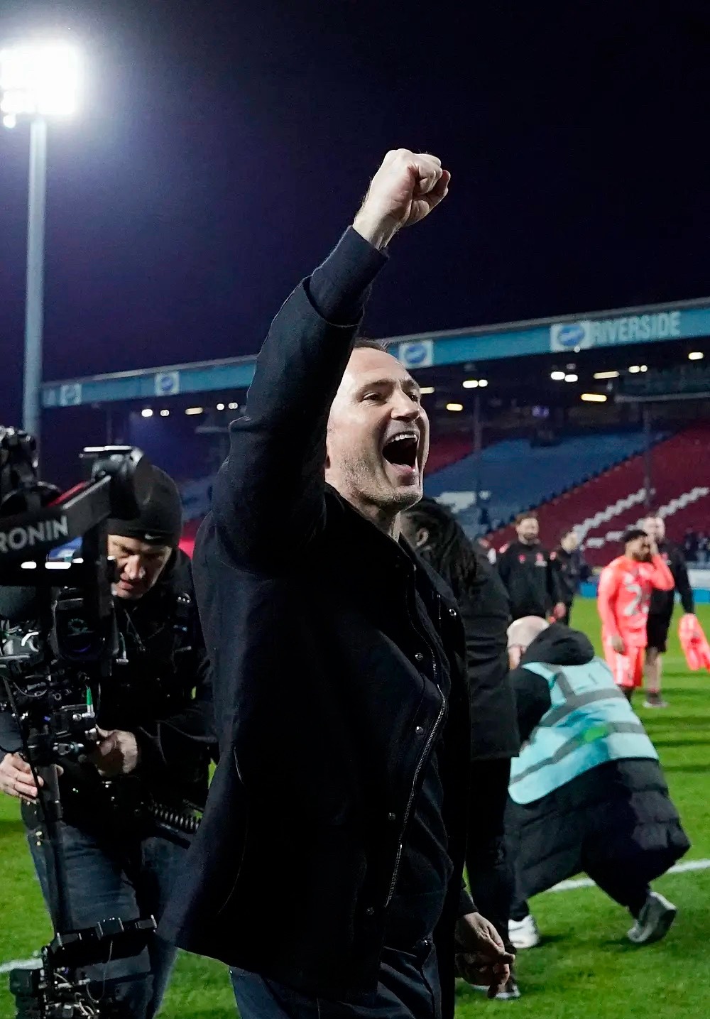 北京时间今日，考文垂1-1战平布莱克本，提前3轮锁定英冠积分榜前二，从而确定时隔