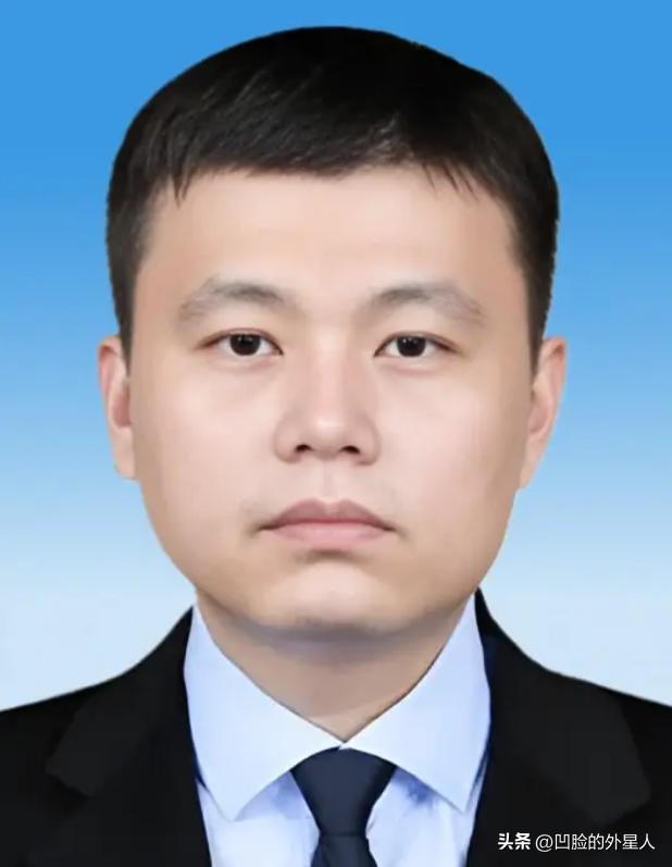 2006年，广东顺德海关的一位小公务员，晚上回家后偷偷地告诉妻子说：“老婆，我的