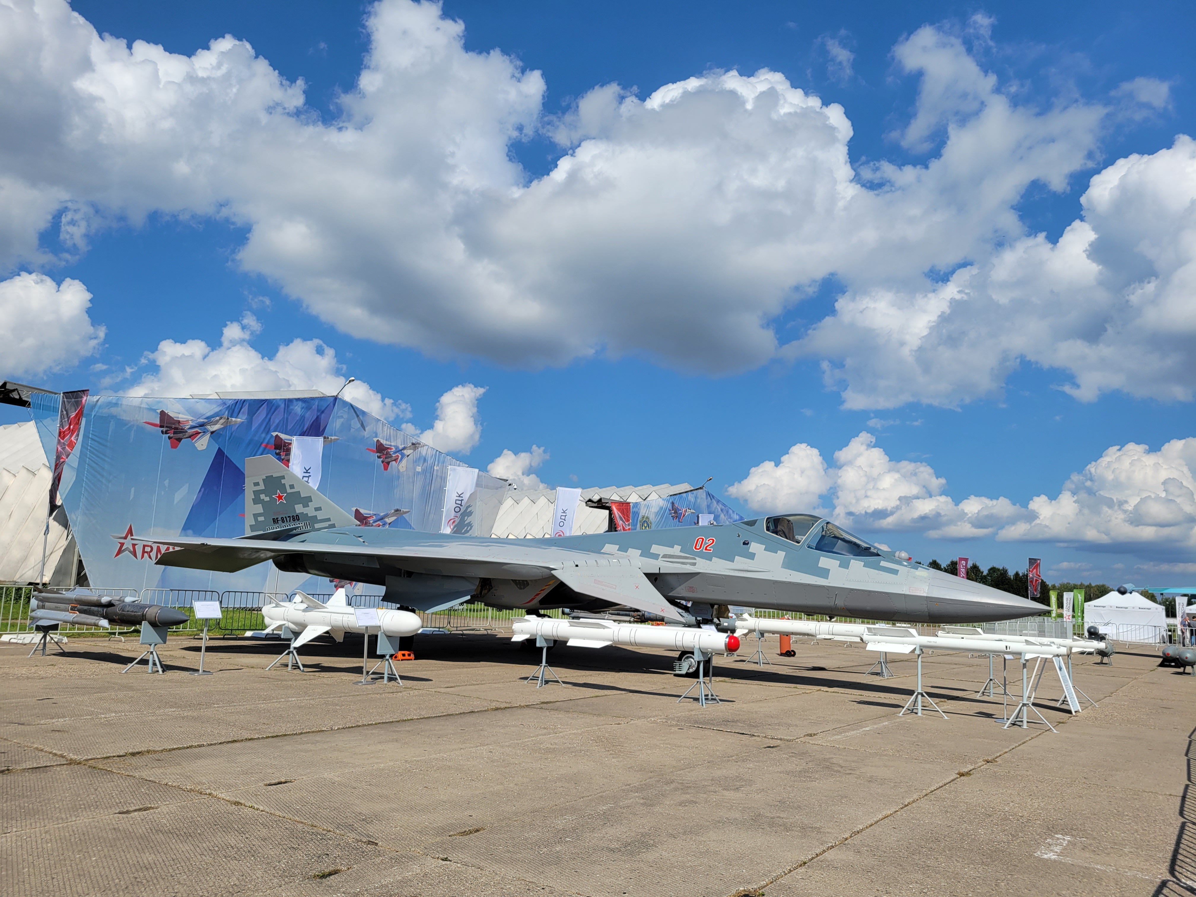 地面静展的红色“02”号量产型Su-57 第一次？公布了重量数据？MTOW:38