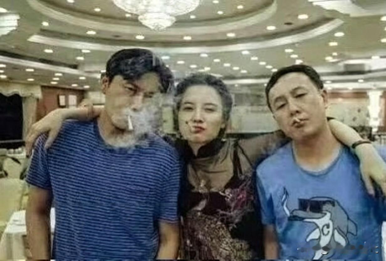 难得的私下合影，张颂文和宋佳，两位靠演技出圈的好演员。