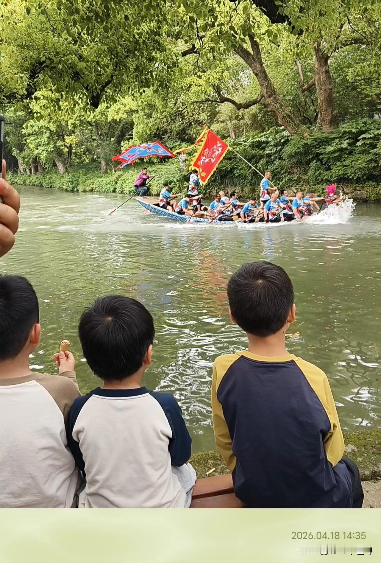 今天是星期天，杭州春光明媚[太阳]，但我今天打算就在家里浪费时间啦。[笑]

窗