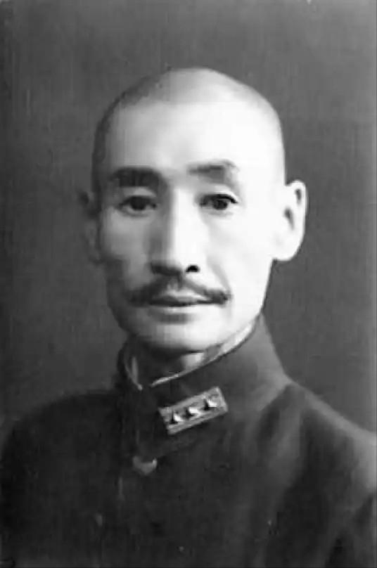 1939年，马占山在路边看见一只野鸡，他抄起猎枪就打，谁知猎枪突然炸裂，受了重伤
