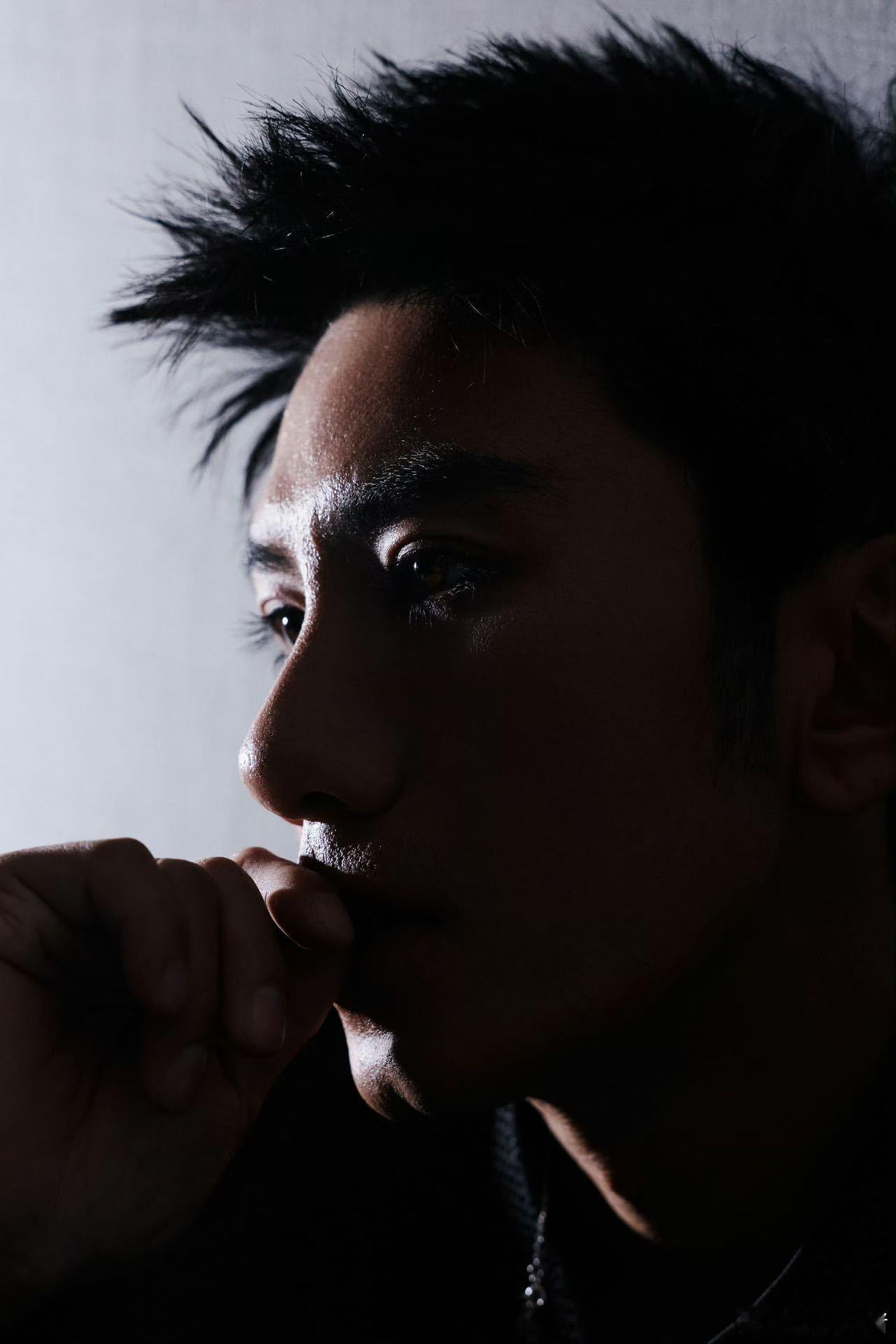 罗云熙笑倒在肖顺尧怀里 他笑得毫无防备，他护得滴水不漏，这画面太戳人了！ ​​​